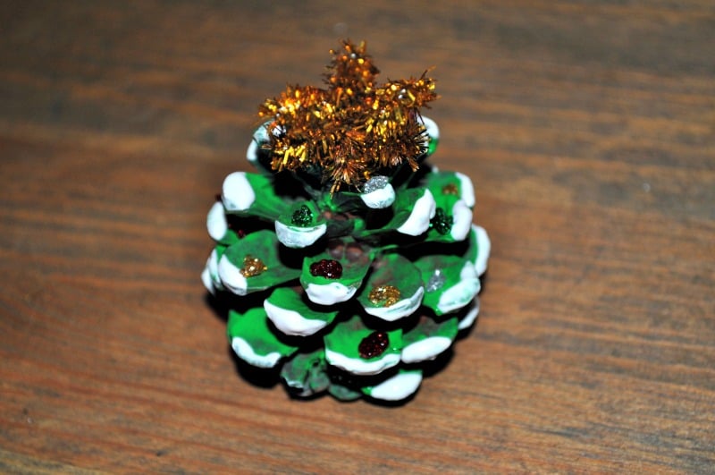 Mini Christmas Pine Cone Tree – - DIY homemade