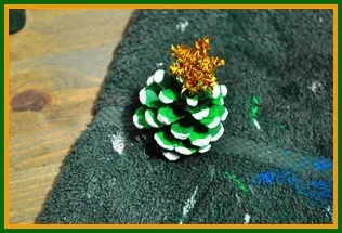 Pinecone Christmas mini tree step 4