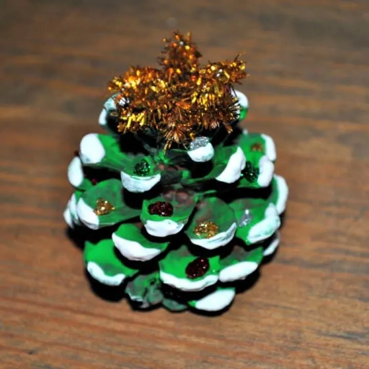 Pine cone mini Christmas tree