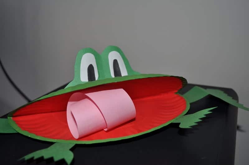 paper plate frog with tongue