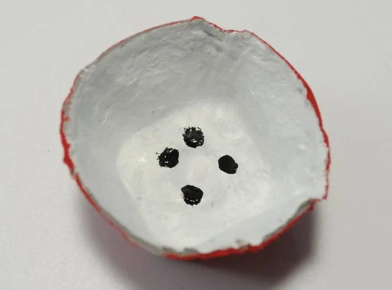 How to make an apple from an egg carton