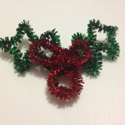 christmas holly with pipe cleaners