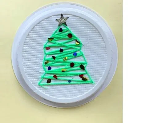 Christmas tree craft with yarn