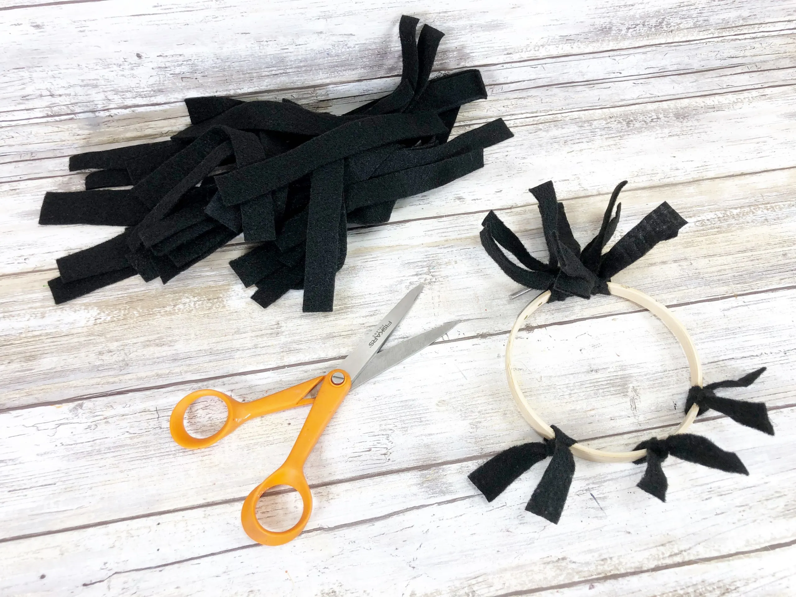 how to make a spider wreath with felt
