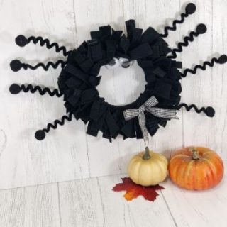 spider wreath craft with felt