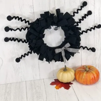 spider wreath craft with felt